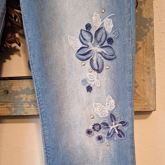 Black Daisy Floral Design Jeans Excellent Condition NWT Size 3 - Picture 9 of 15